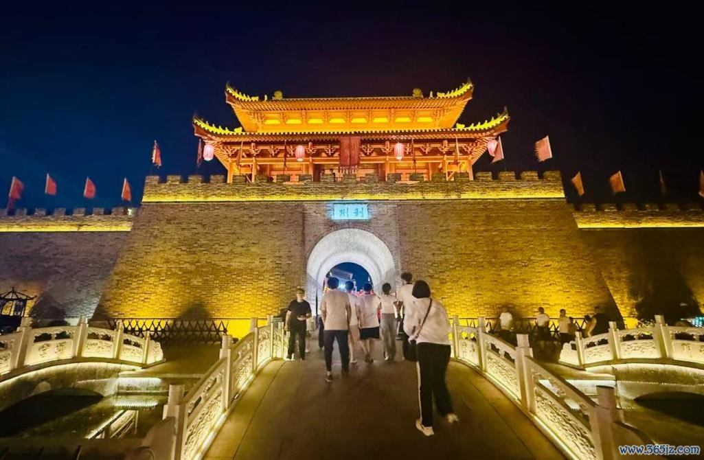 利州古城夜景。人民网记者 乔雪峰摄